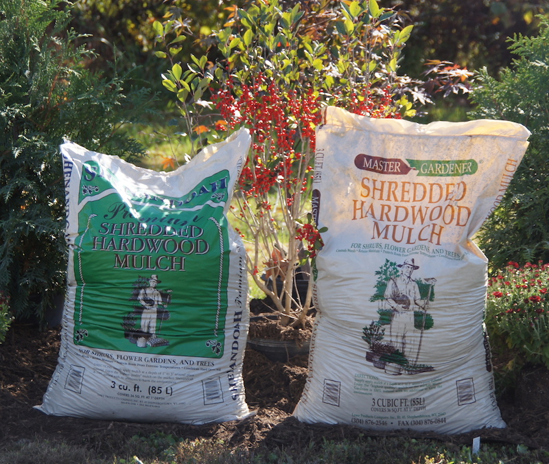 Shredded Hardwood Mulch | Lowe Products